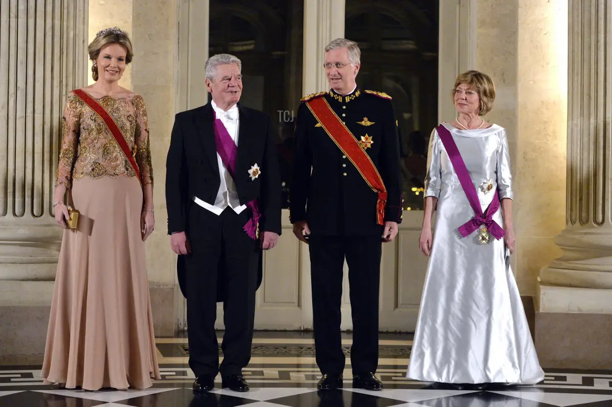 La Regina Mathilde del Belgio, il presidente tedesco Joachim Gauck, il re Philippe del Belgio e Daniela Schadt, la compagna del presidente tedesco, posano durante una cena reale al Castello Reale di Bruxelles l'8 marzo 2016