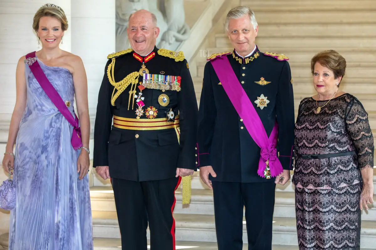 La Regina Mathilde del Belgio, Sir Peter Cosgrove, Governatore Generale del Commonwealth d'Australia, il Re Filippo del Belgio e H.E. Lady Cosgrove posano per la foto prima del banchetto al Castello Reale nel primo giorno della visita ufficiale in Belgio il 27 giugno 2018 a Laeken, Belgio