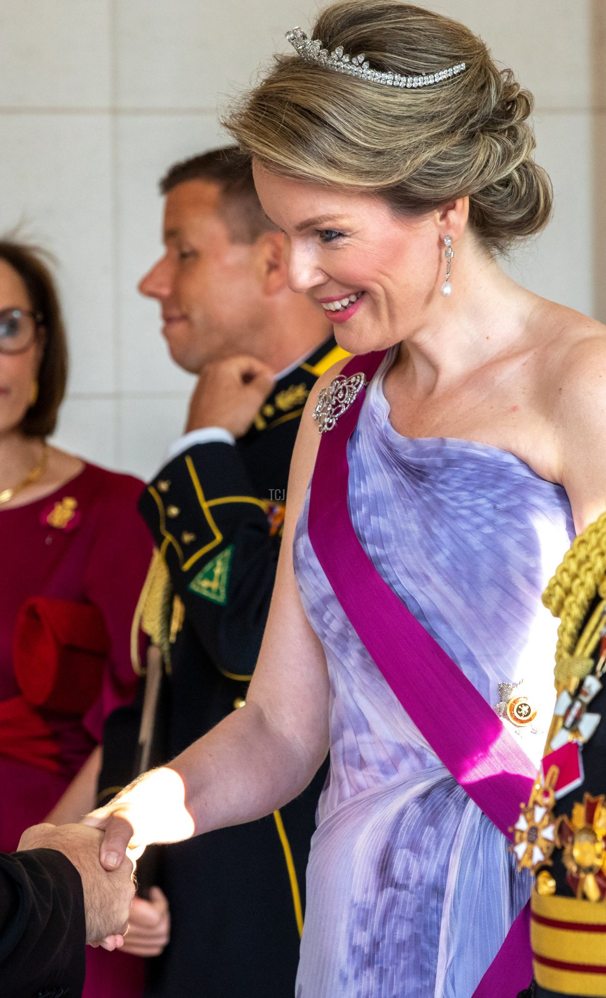 La Regina Mathilde del Belgio, Sir Peter Cosgrove, Governatore Generale del Commonwealth d'Australia e il Re Filippo del Belgio accolgono gli ospiti prima del banchetto al Castello Reale nel primo giorno della visita ufficiale in Belgio il 27 giugno 2018 a Laeken, Belgio