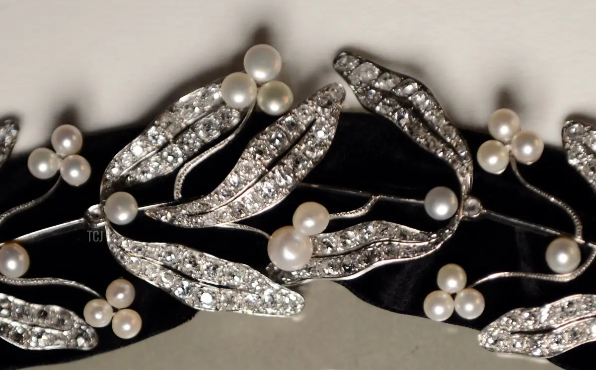 Una foto scattata il 18 dicembre 2012 mostra una tiara da sposa del 1910 con rami di vischio, perle, diamanti e platino, esposta nella gioielleria Mellerio a Parigi