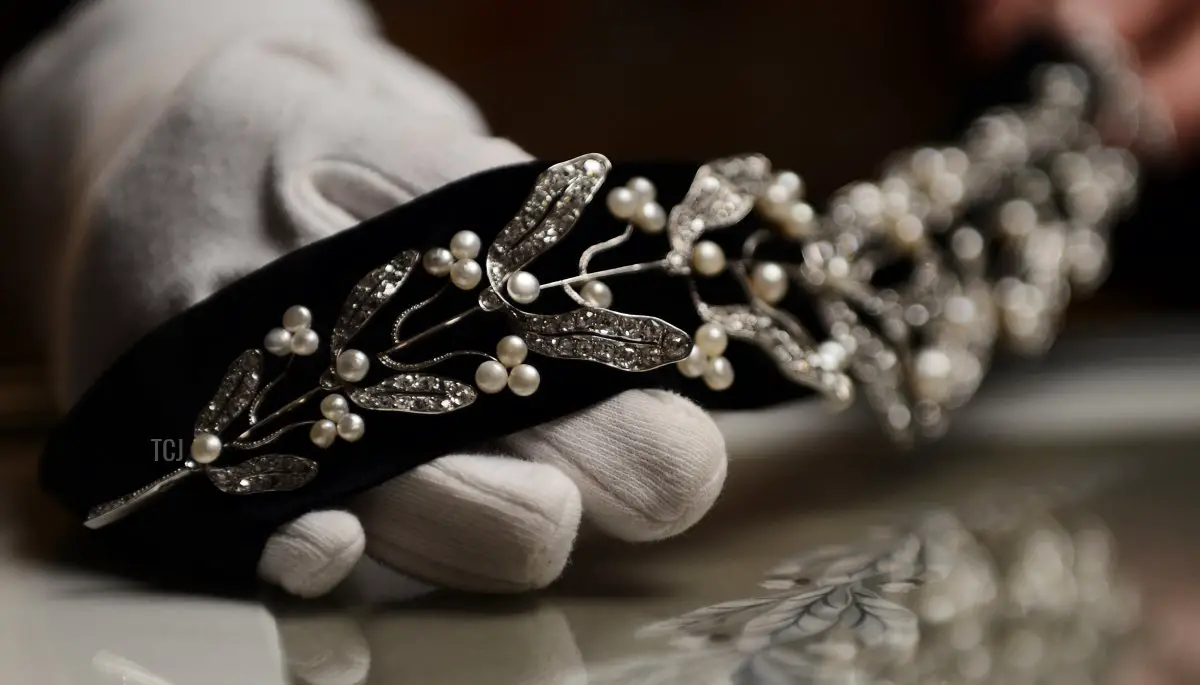 Una foto scattata il 18 dicembre 2012 mostra una tiara da sposa del 1910 con rami di vischio, perle, diamanti e platino, esposta nella gioielleria Mellerio a Parigi