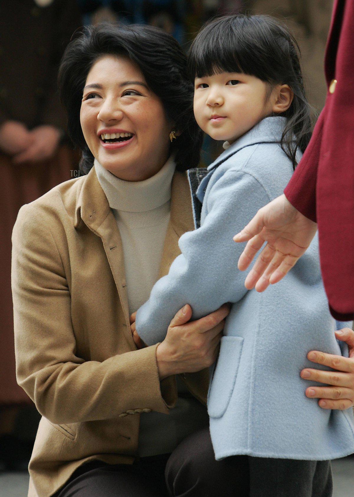 La Principessa Aiko accolta da personaggi Disney all'arrivo a Tokyo DisneySea il 13 marzo 2006.