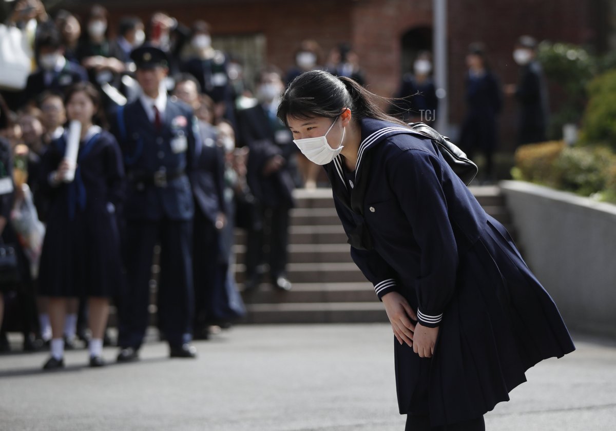 La Principessa Aiko, indossando una mascherina, alla cerimonia di laurea presso il Gakushuin Girls' Senior High School di Tokyo il 22 marzo 2020.