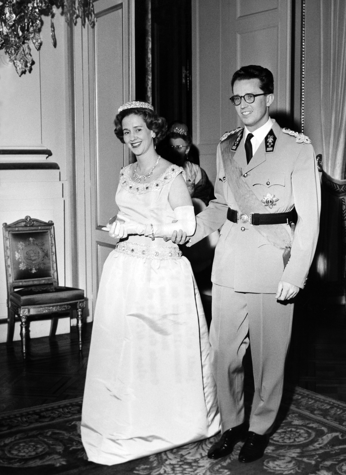 Il Re Baudouin e la Regina Fabiola del Belgio ospitano una ricezione a Bruxelles l'8 febbraio 1962 (AFP via Getty Images)