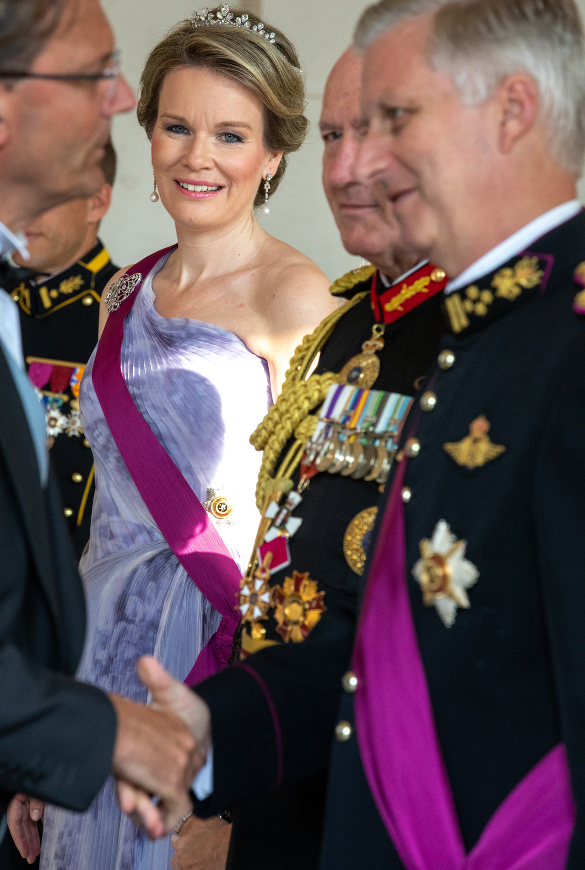 Il Re Philippe e la Regina Mathilde del Belgio salutano gli ospiti prima di un banchetto durante la visita australiana in Belgio il 27 giugno 2018 (Olivier Matthys/Getty Images)