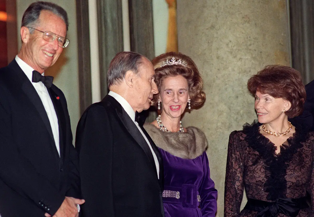 Il Presidente francese Francois Mitterrand e sua moglie Danielle ospitano una cena di stato al Palazzo dell'Elysee a Parigi in onore del Re Baudouin e della Regina Fabiola del Belgio il 30 novembre 1992 (JOEL ROBINE/AFP via Getty Images)