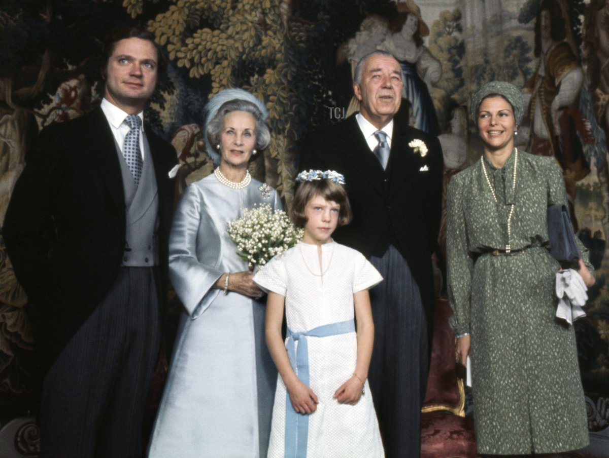 Il matrimonio del Principe Bertil e della Principessa Lilian a Stoccolma, Svezia, 7 dicembre 1976. Da sinistra Re Carl Gustaf, Principessa Lilian, Helene Silfverschiold (nipote del Re), Principe Bertil e Regina Silvia