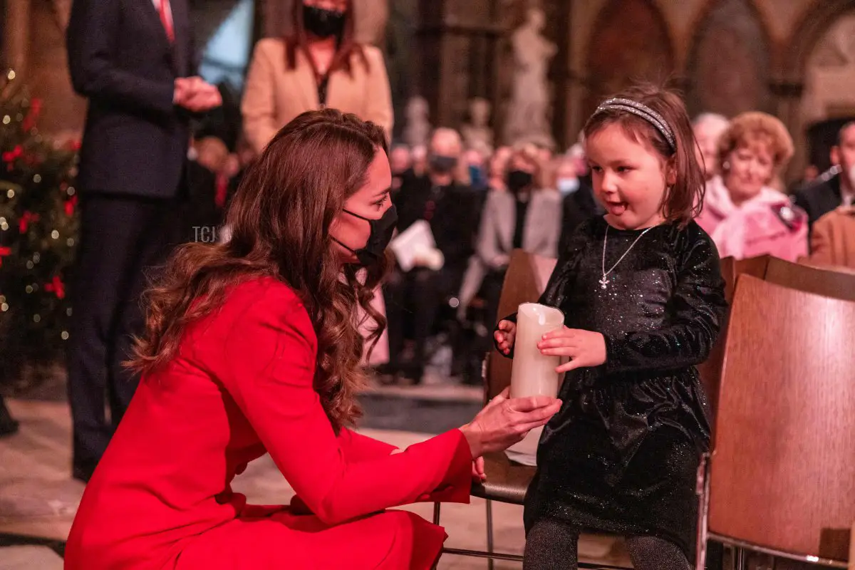 Catherine, Duchessa di Cambridge (sinistra) parla con la piccola Mila Sneddon durante il servizio di canti natalizi 