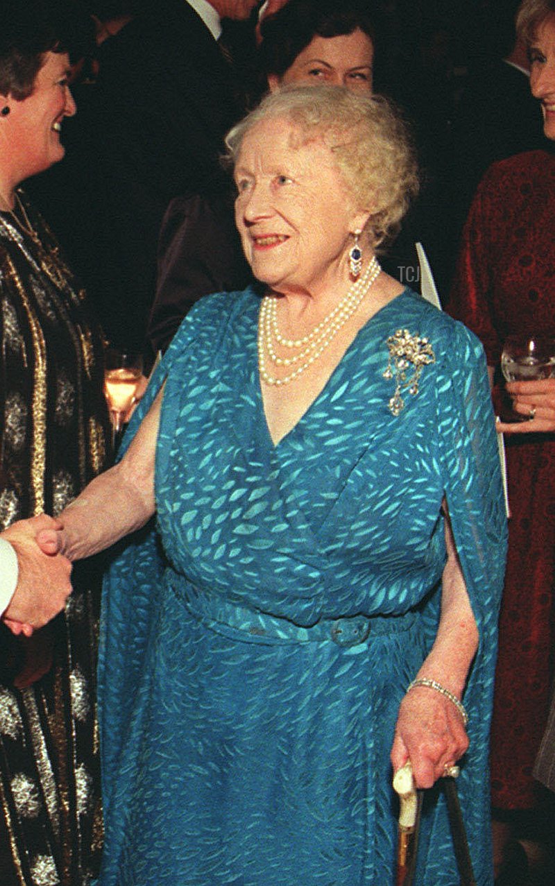 La Regina Madre partecipa a una reception che segna il 50° compleanno del Principe di Galles a Buckingham Palace, 13 novembre 1998