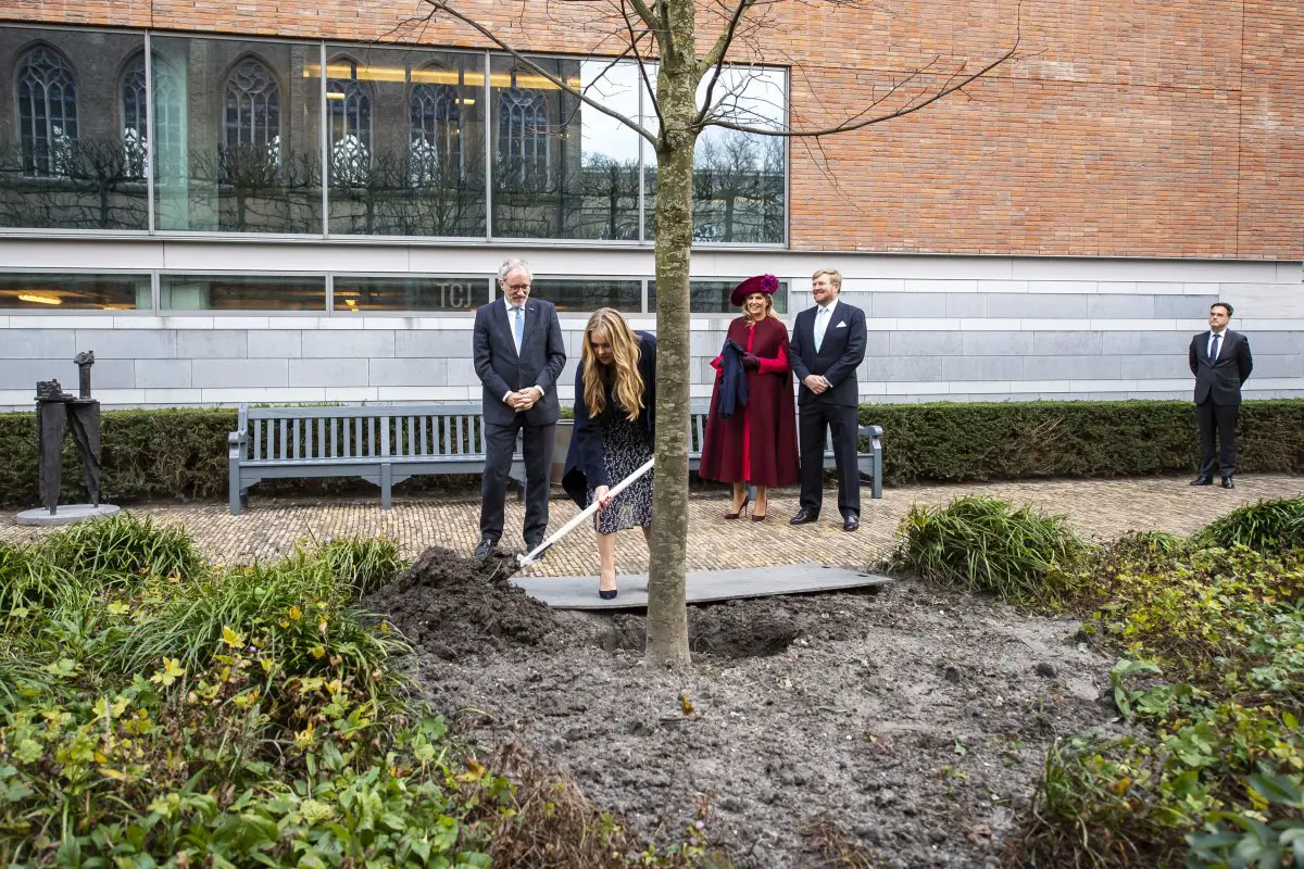 La Principessa olandese Amalia (2L) pianta un lime reale accanto alla Regina olandese Maxima (2R) e al Re Willem-Alexander (R) nel Giardino Francese per segnare il suo accesso al Consiglio di Stato all'Aia, l'8 dicembre 2021