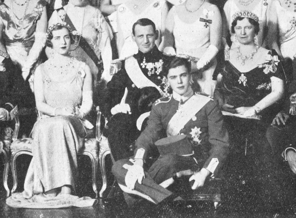 La principessa Ingrid di Svezia, il principe ereditario Frederik di Danimarca, la regina Alessandrina di Danimarca e il principe Carlo Giovanni di Svezia partecipano a una celebrazione pre-matrimoniale a Stoccolma per Frederik e Ingrid, maggio 1935 (Chronicle/Alamy)