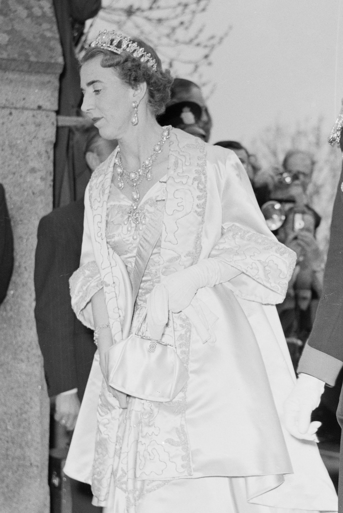 La regina Ingrid di Danimarca partecipa al matrimonio della principessa Ragnhild di Norvegia e Erling Lorentzen il 15 maggio 1953 (Archivi Nazionali della Norvegia/Wikimedia Commons)