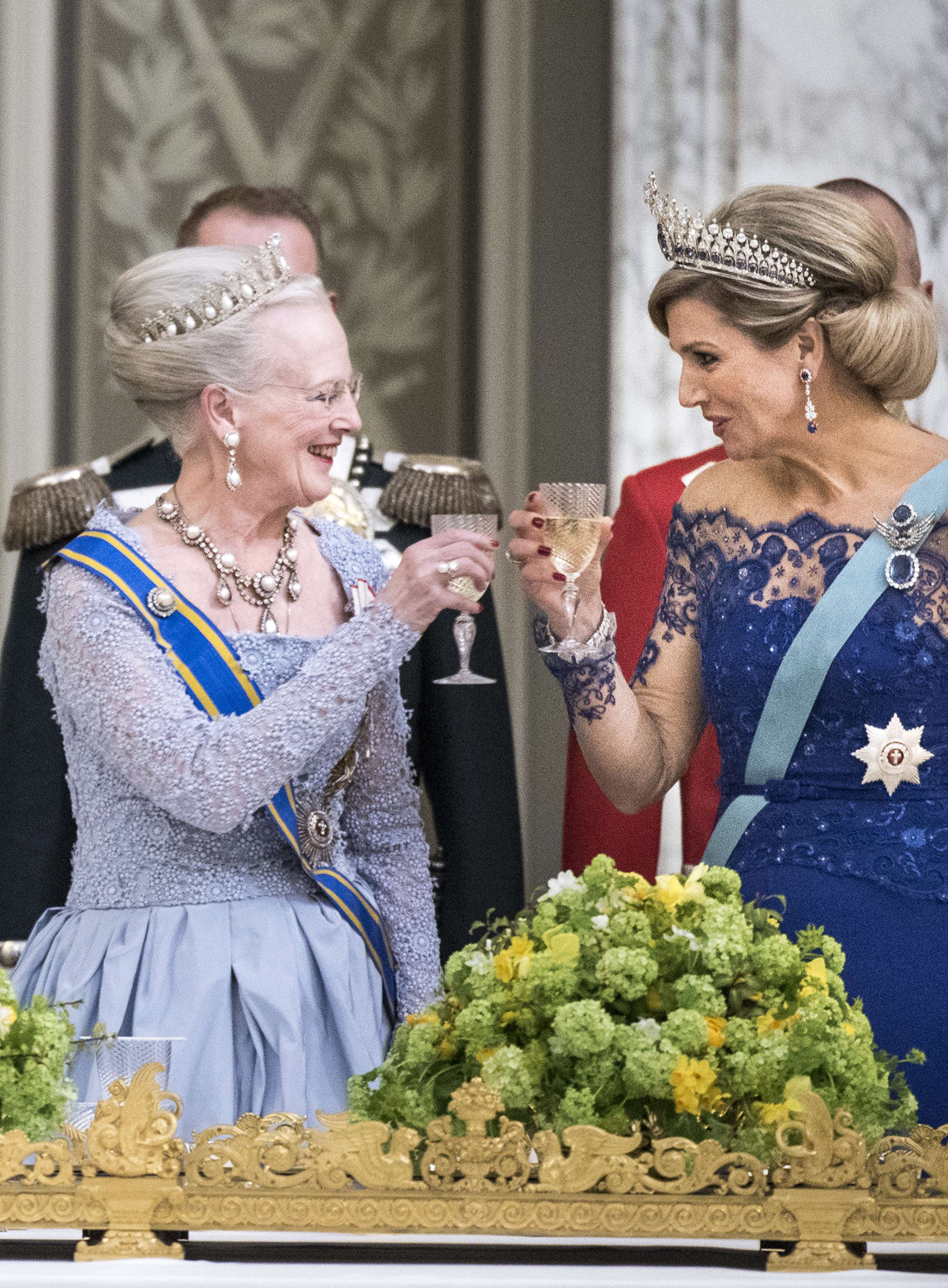 La regina Margherita II di Danimarca e la regina Maxima dei Paesi Bassi brindano durante un banchetto di stato al Palazzo di Christiansborg a Copenaghen il 17 marzo 2015 (Niels Ahlmann Olesen/AFP/Getty Images)