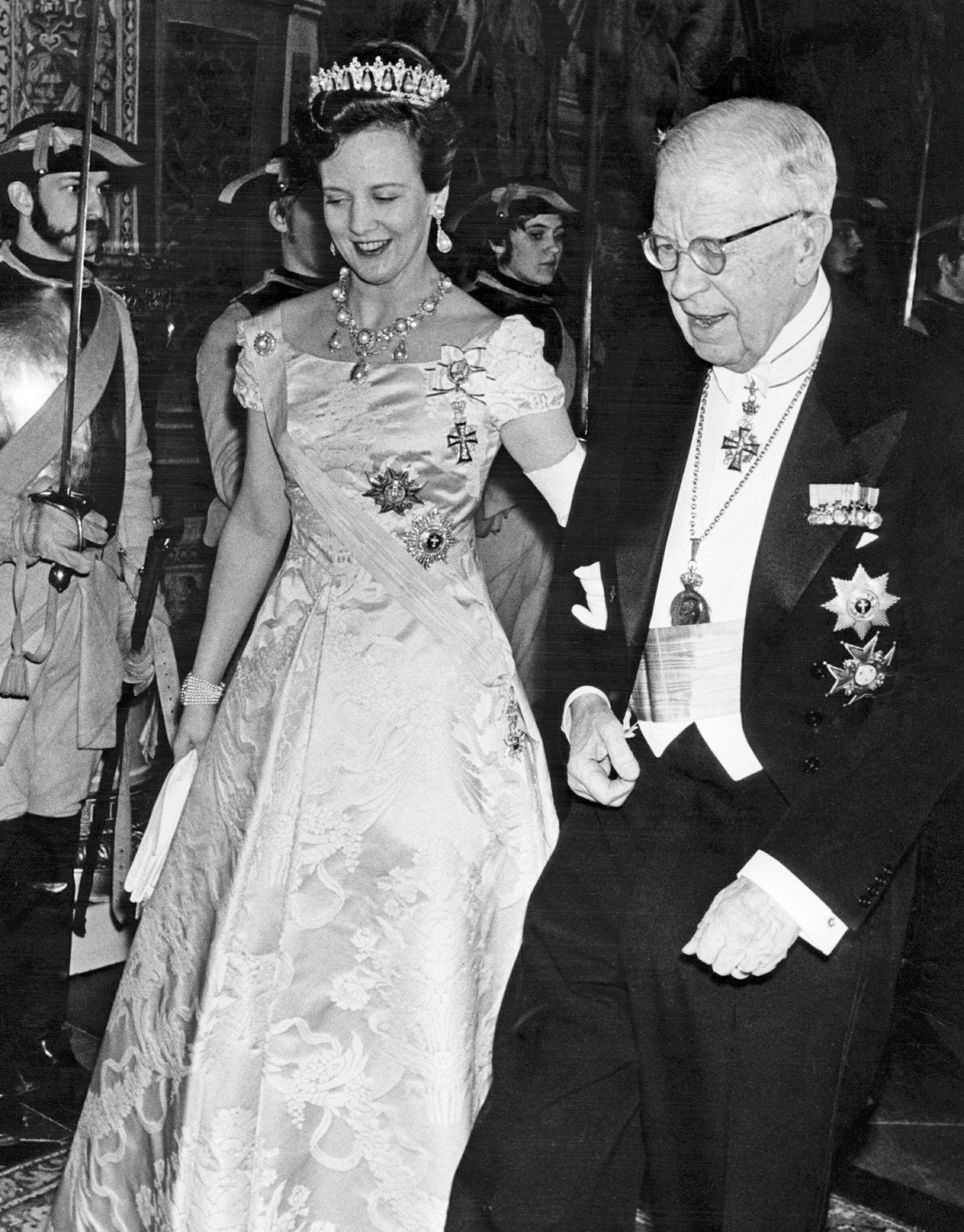 La regina Margherita II di Danimarca partecipa a un banchetto statale ospitato dal nonno, re Gustaf VI Adolf di Svezia, al Palazzo Reale di Stoccolma nel 1973 (Classic Picture Library/Alamy)