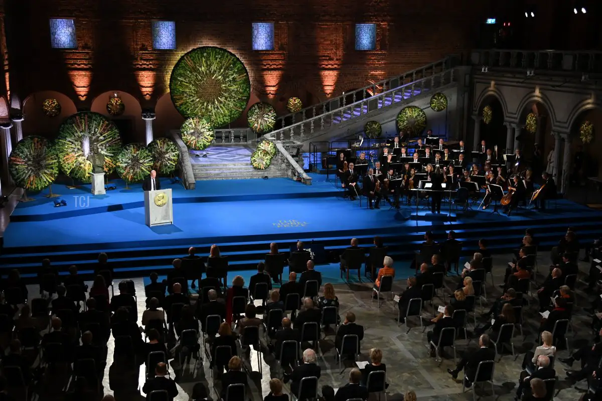 Peter Somfai presenta il Premio Nobel per la Chimica 2021 durante la cerimonia di premiazione del Premio Nobel presso il Concert Hall il 10 dicembre 2021 a Stoccolma, Svezia