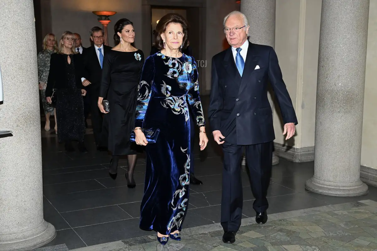 La Regina Silvia di Svezia e il Re Carl XVI Gustaf di Svezia arrivano per la cerimonia di premiazione del Premio Nobel presso il Concert Hall il 10 dicembre 2021 a Stoccolma, Svezia