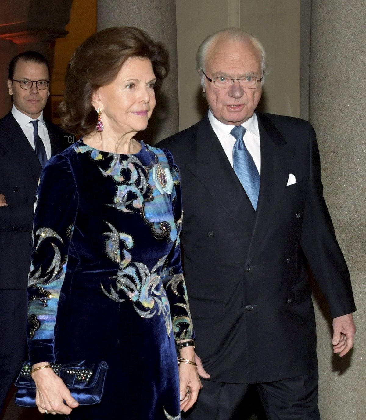 La Regina Silvia di Svezia (2ª da destra) e il Re Carl XVI Gustaf (destra) arrivano con la Principessa Vittoria di Svezia e il Principe Daniel per la cerimonia di omaggio ai premi Nobel 2021 presso il Municipio di Stoccolma, Svezia, il 10 dicembre 2021