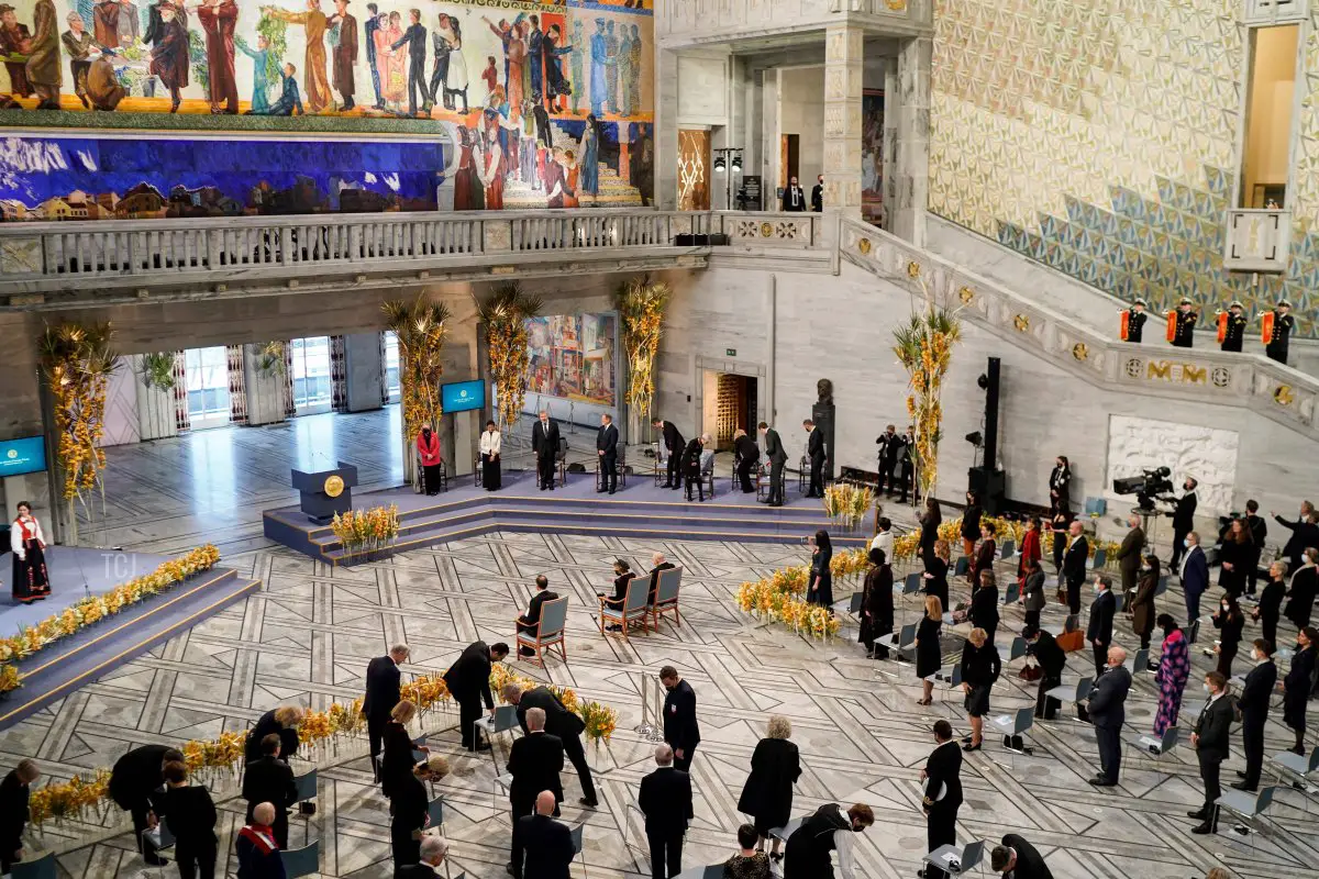 Vista generale presa mentre gli spettatori si trovano a distanza sociale prima della cerimonia di gala per il Premio Nobel per la Pace per i giornalisti Maria Ressa (2ª a sinistra sul palco) delle Filippine e Dmitry Muratov (3º a sinistra sul palco) della Russia il 10 dicembre 2021 a Oslo