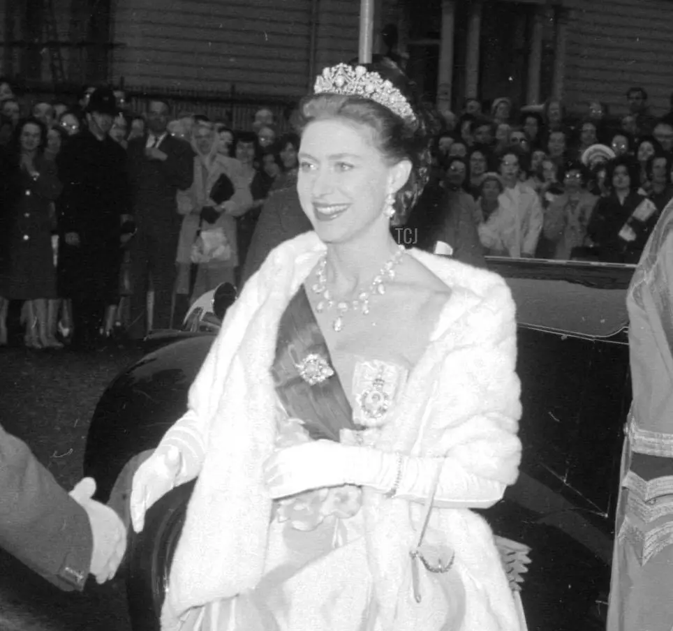 La Principessa Margaret, in un abito a gonna ampia e una scintillante tiara, fa un'arrivo sorridente all'Ambasciata belga in Belgrave Square, Londra, per partecipare al banchetto 'di ritorno' offerto per la Regina e il Duca di Edimburgo da Re Baudouin del Belgio e dalla Regina Fabiola, maggio 1963