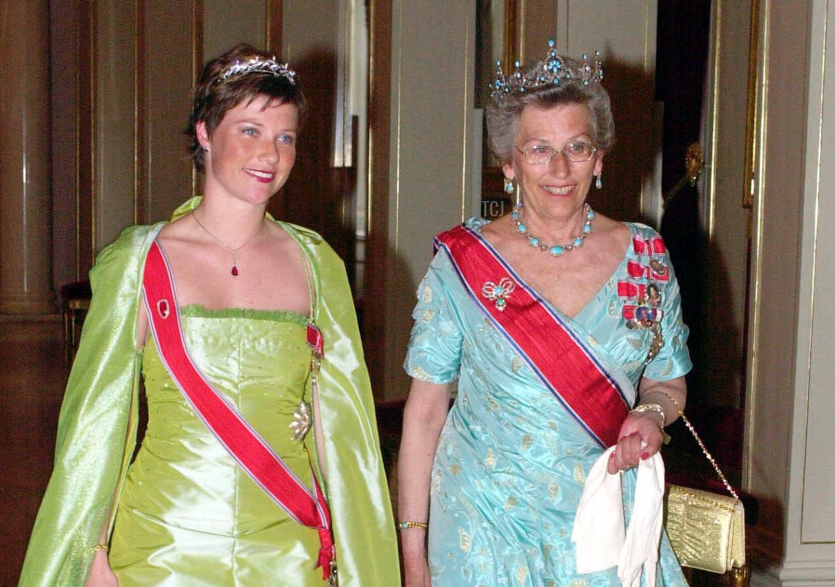 La Principessa Martha Louise di Norvegia (a sinistra) e la Principessa Astrid, partecipano a un banchetto al Palazzo Reale di Oslo in occasione della visita di stato della Regina Elisabetta II di Gran Bretagna in Norvegia, gennaio 2002