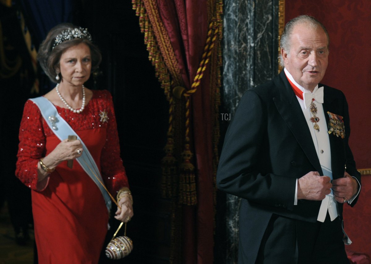 La Regina Sofia di Spagna (a sinistra) e il Re Juan Carlos arrivano a una cena di gala per il Presidente del Vietnam Nguyen Minh Triet (fuori dal campo visivo) al Palazzo Oriente di Madrid, il 14 dicembre 2009