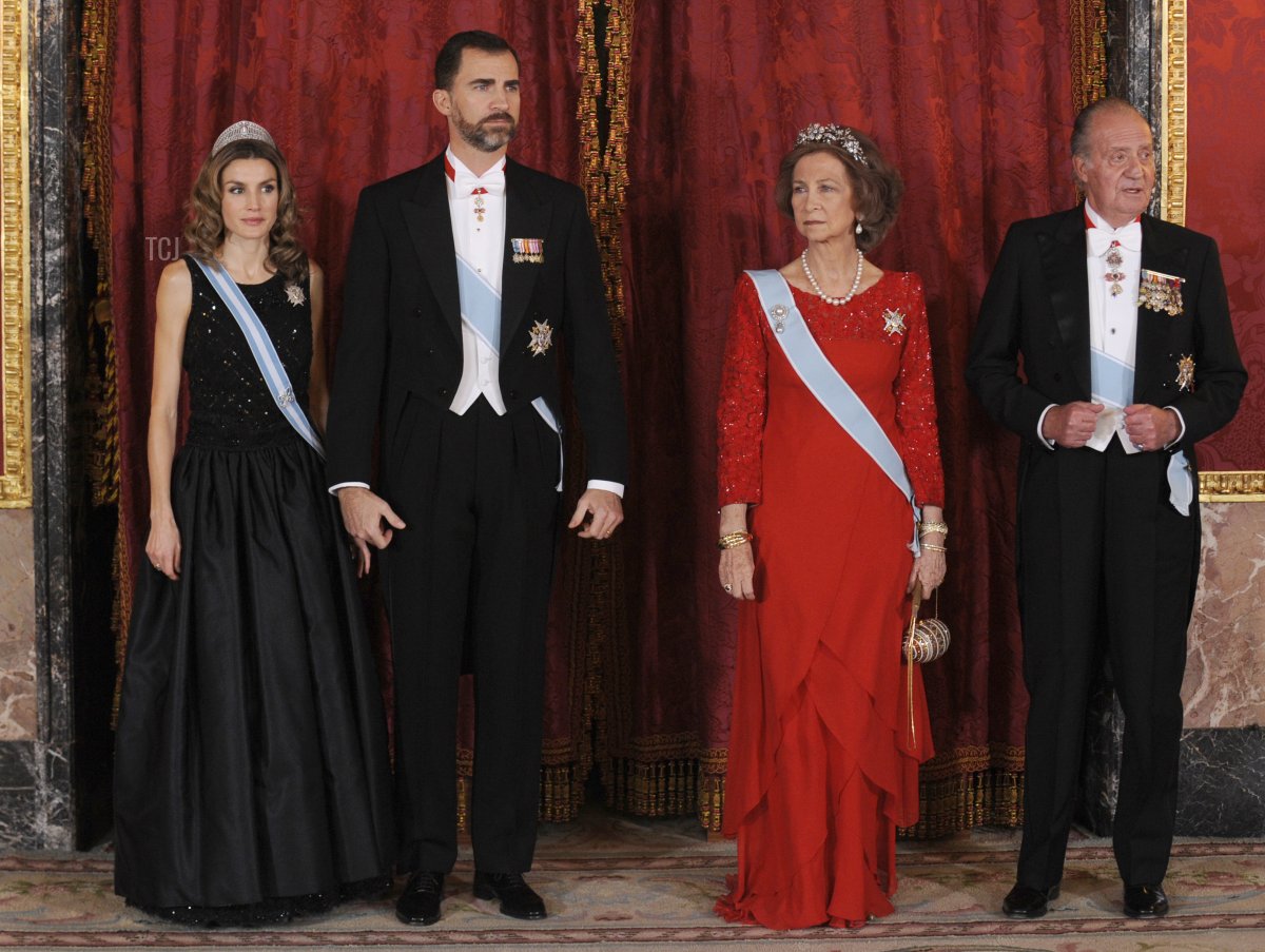 I reali spagnoli, inclusi (da sinistra a destra) la Principessa Letizia, il Principe Felipe, la Regina Sofia e il Re Juan Carlos, posano in attesa del Presidente del Vietnam Nguyen Minh Triet al Palazzo Oriente di Madrid, il 14 dicembre 2009