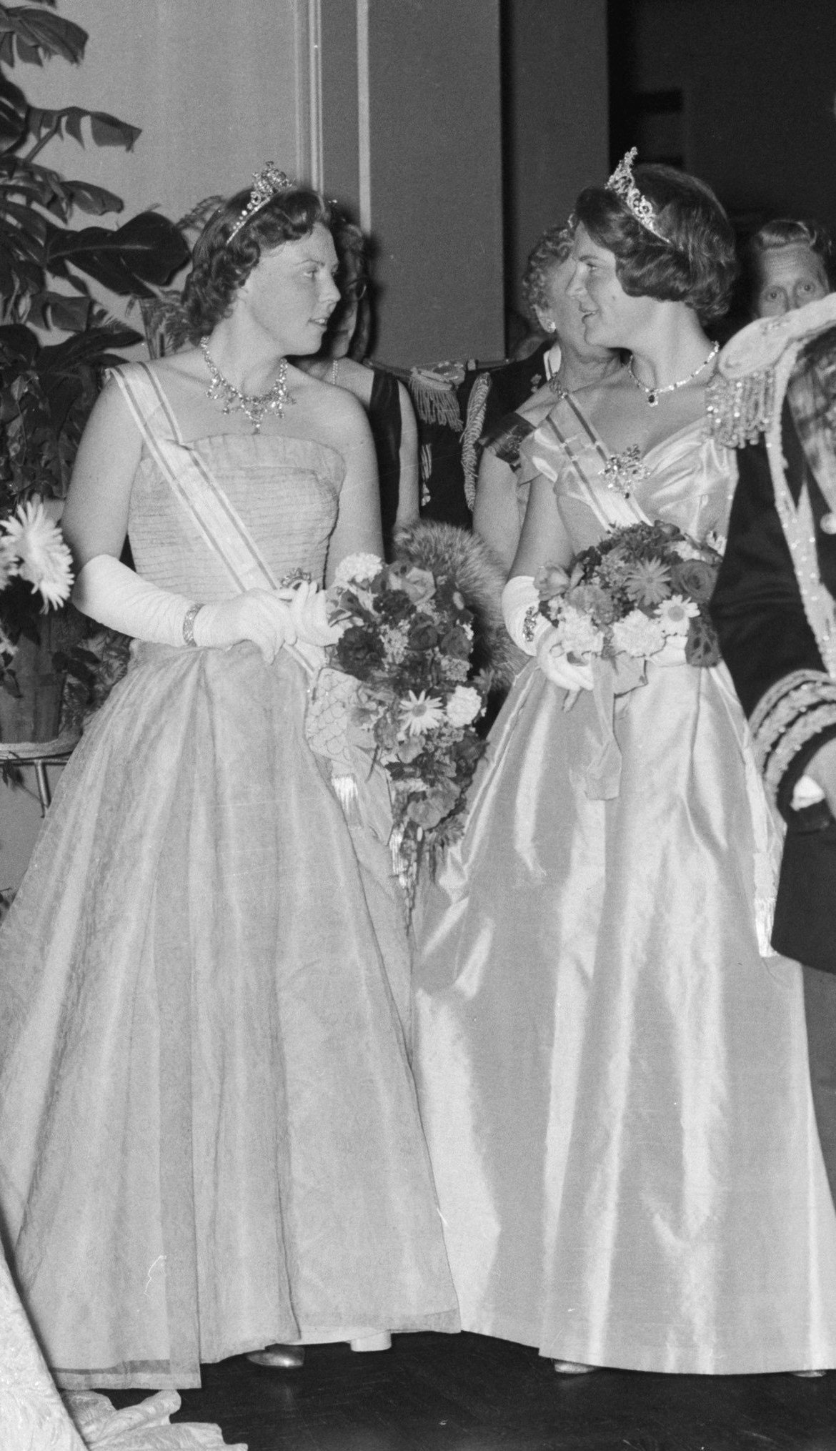 La Principessa Beatrix e la Principessa Irene durante la visita di stato dello Scià di Persia, maggio 1959