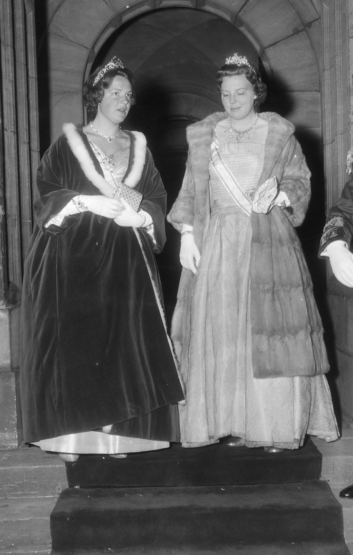 La Principessa Irene e la Principessa Beatrix durante la visita di stato dello Scià di Persia, maggio 1959