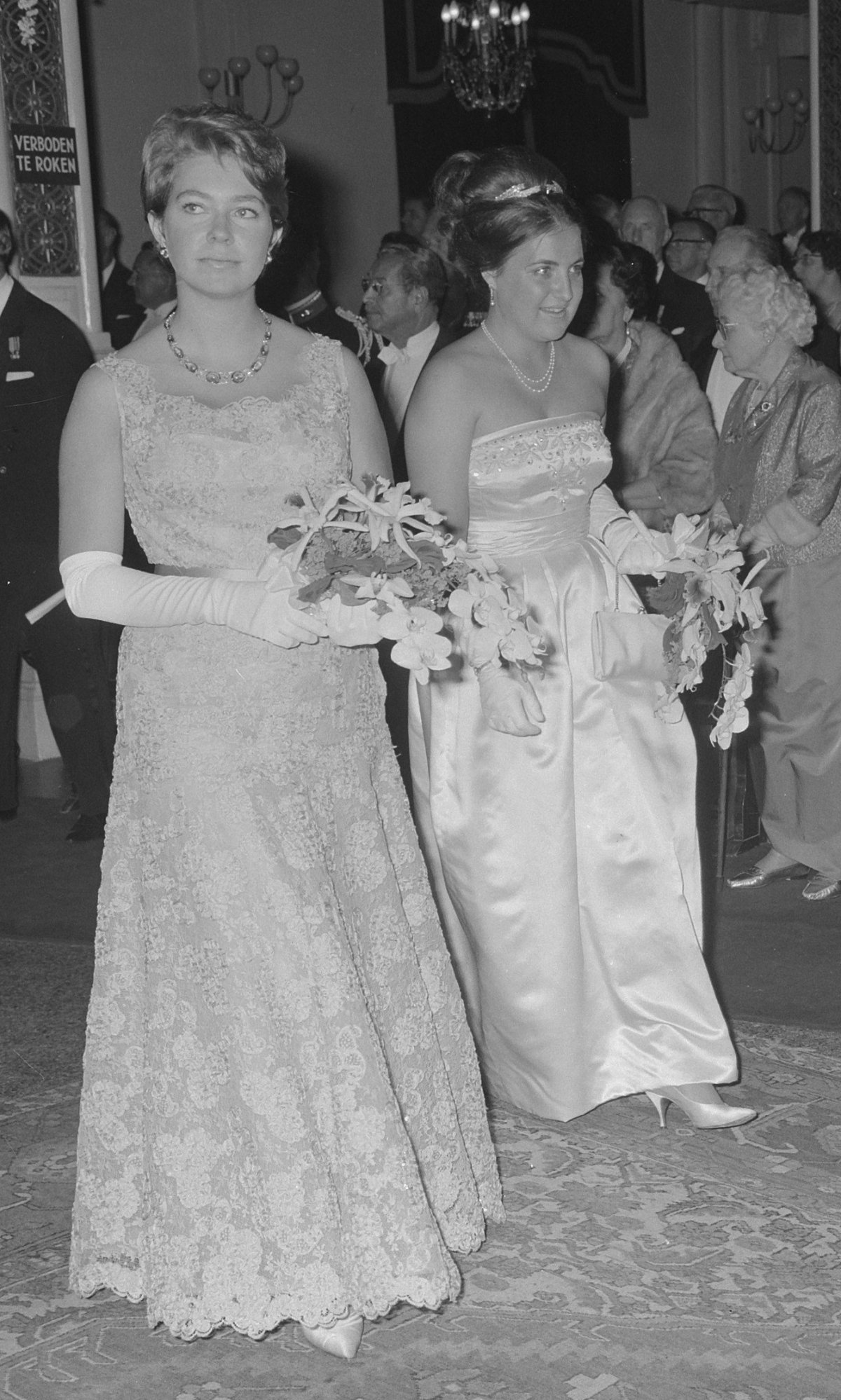 La Principessa Margriet dei Paesi Bassi e la Principessa Christina di Svezia partecipano all'apertura del Festival Olandese a Scheveningen, 15 giugno 1964