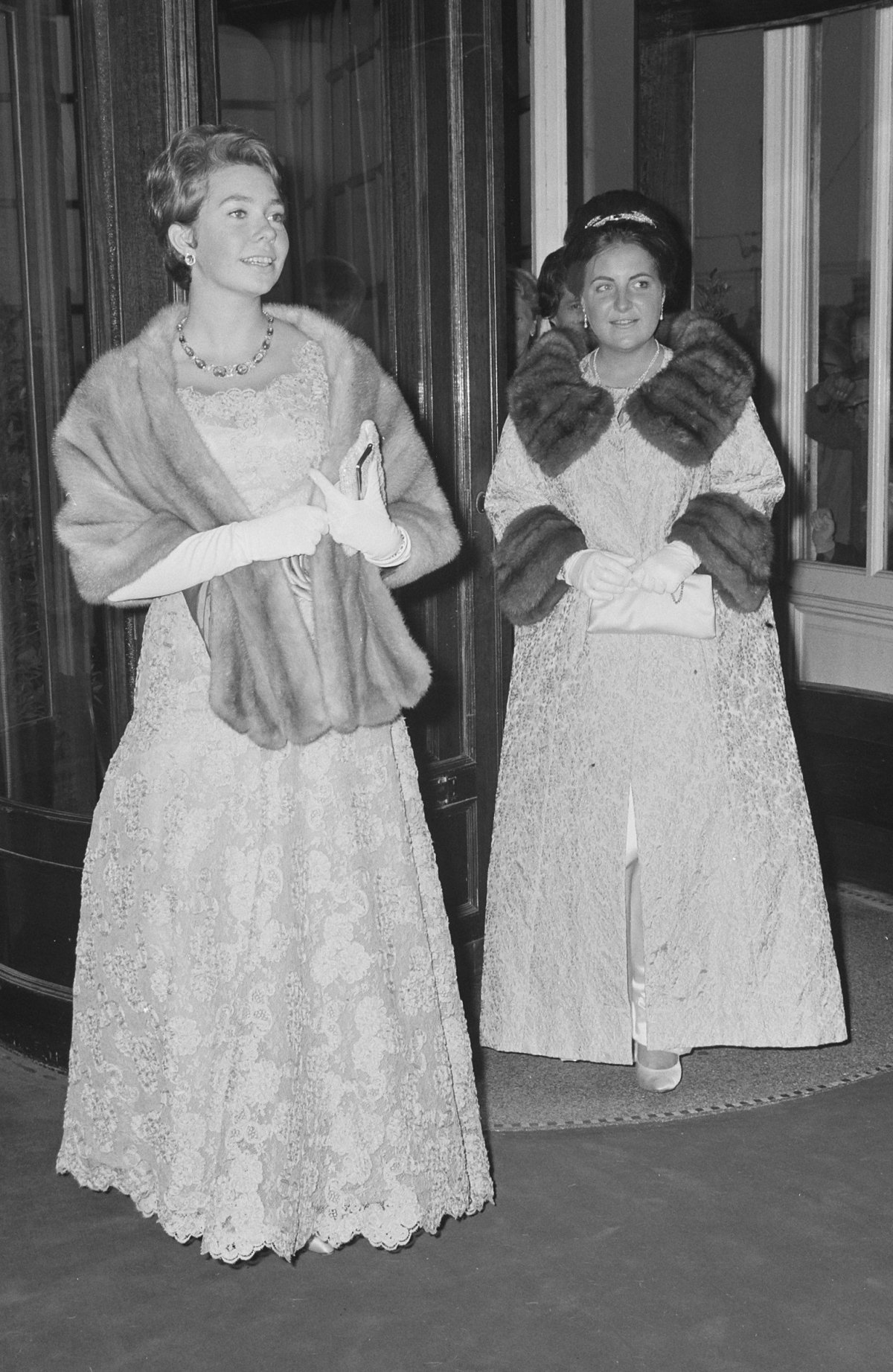 La Principessa Margriet dei Paesi Bassi e la Principessa Christina di Svezia partecipano all'apertura del Festival Olandese a Scheveningen, 15 giugno 1964