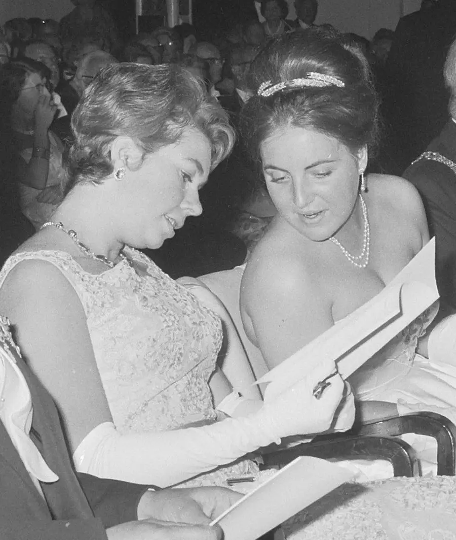 La Principessa Margriet dei Paesi Bassi e la Principessa Christina di Svezia partecipano all'apertura del Festival Olandese a Scheveningen, 15 giugno 1964