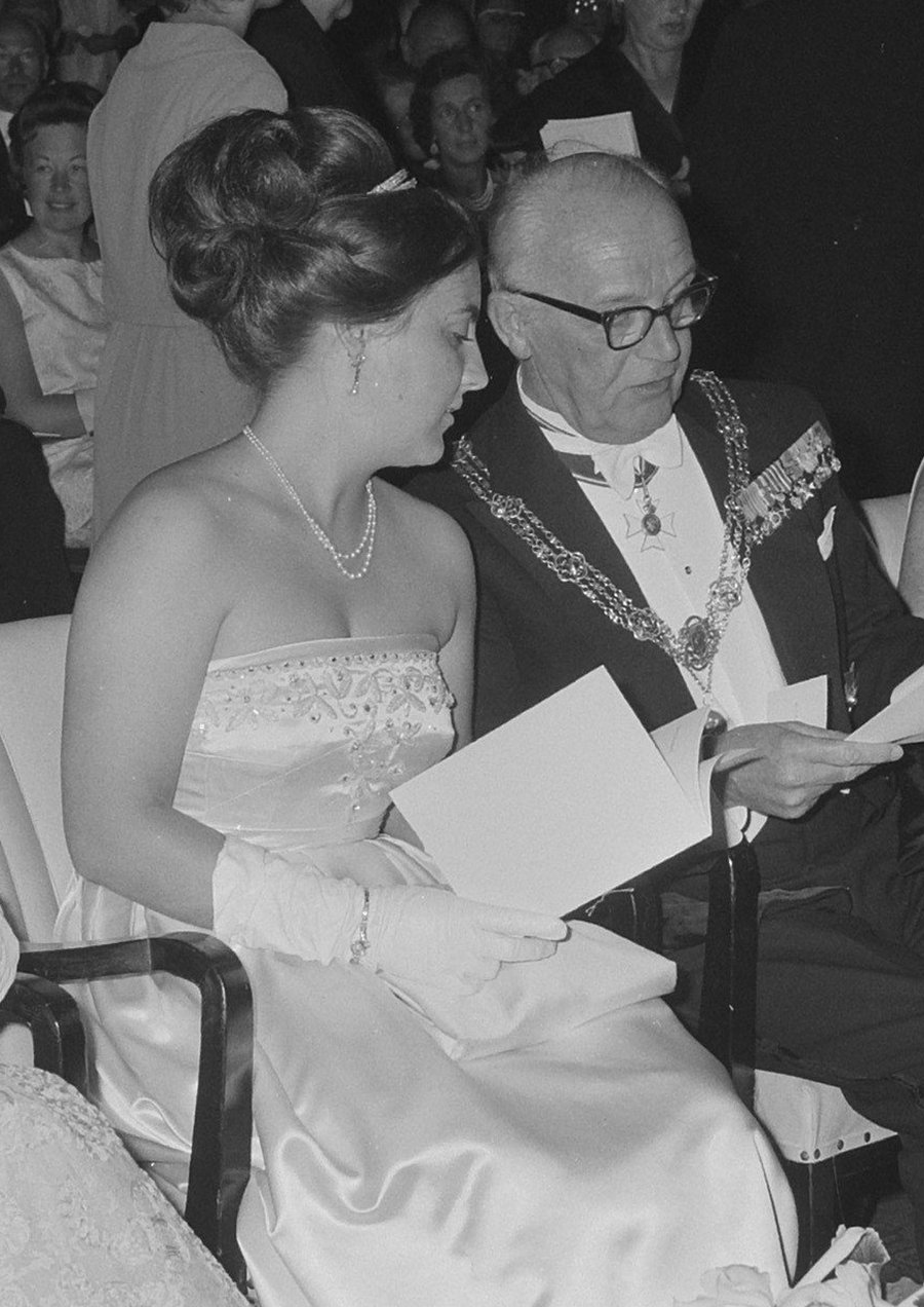 La Principessa Margriet dei Paesi Bassi e la Principessa Christina di Svezia partecipano all'apertura del Festival Olandese a Scheveningen, 15 giugno 1964