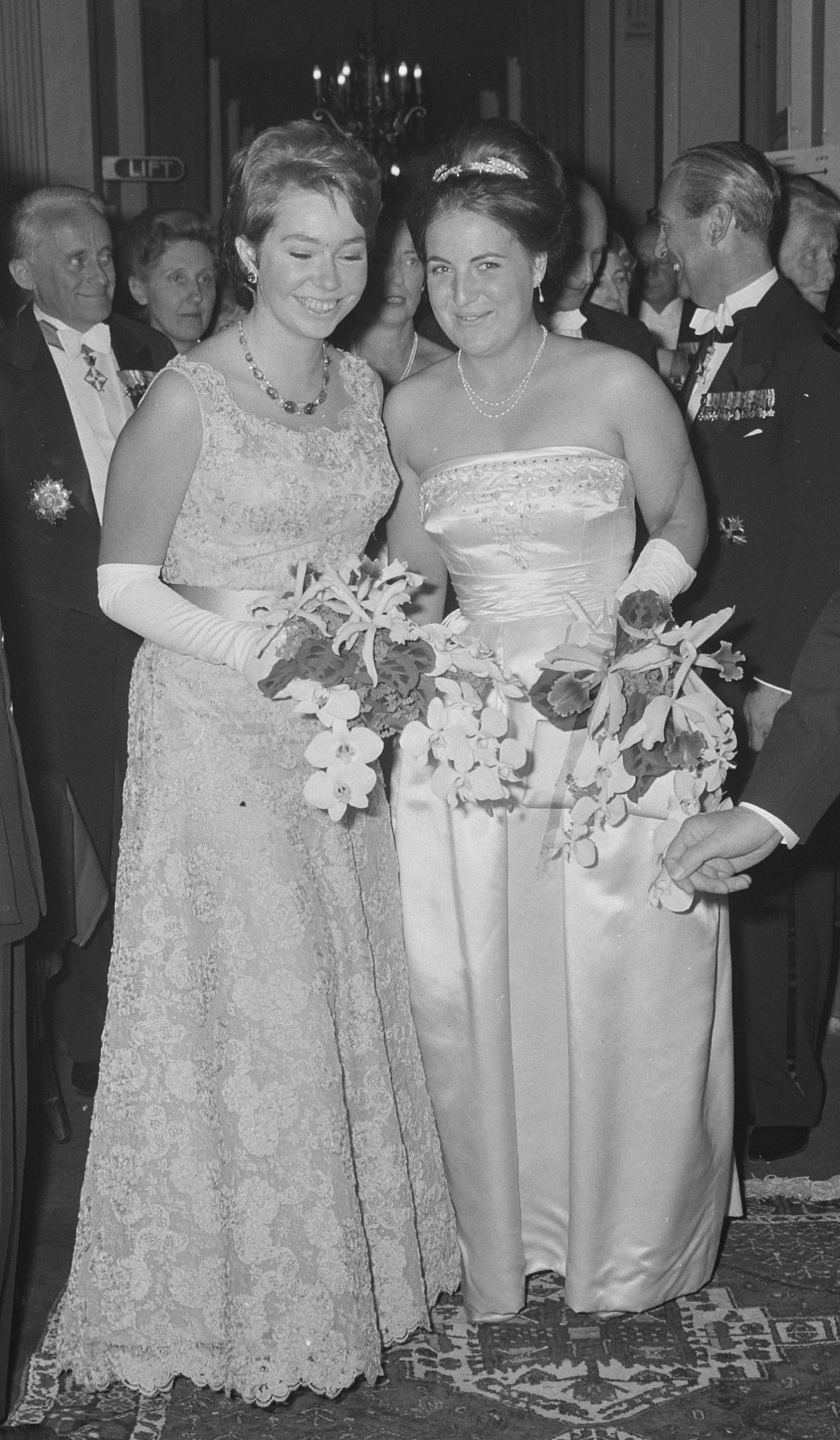 La Principessa Margriet dei Paesi Bassi e la Principessa Christina di Svezia partecipano all'apertura del Festival Olandese a Scheveningen, 15 giugno 1964