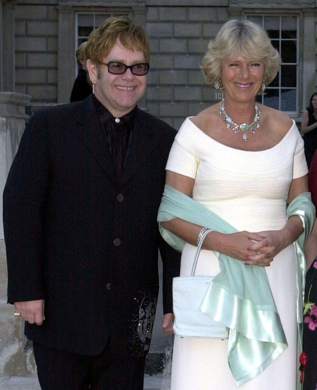 Camilla Parker Bowles con Elton John durante un evento di raccolta fondi per Ark (Absolute Return for Kids) a Somerset House, Londra, 11 luglio 2002