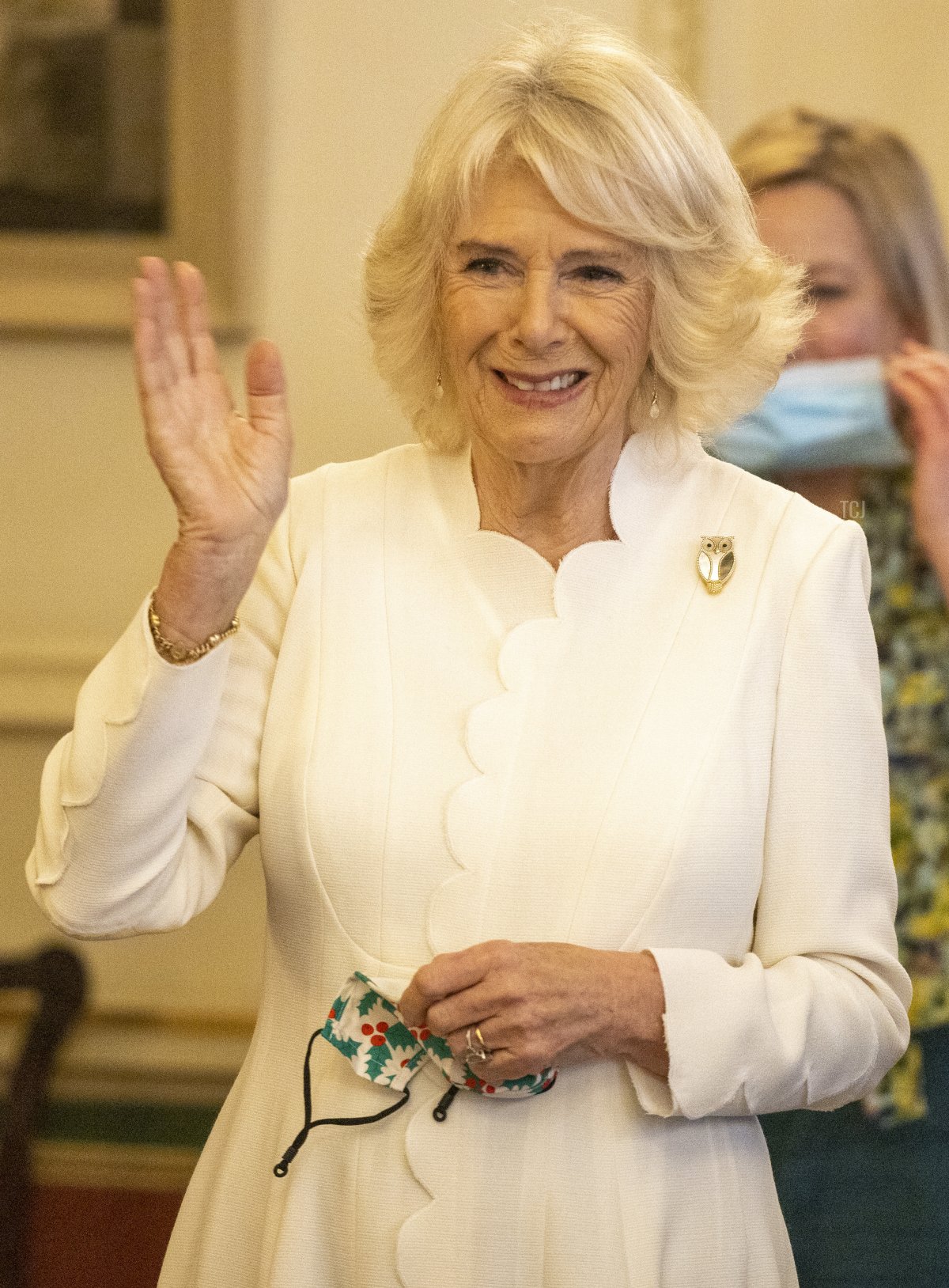 Camilla, Duchessa di Cornovaglia, con l'assistenza del Capitano Ed Andresen delle Guardie Gallesi, invita i bambini ad aiutare a decorare l'albero di Natale di Clarence House il 15 dicembre 2021 a Londra, Inghilterra