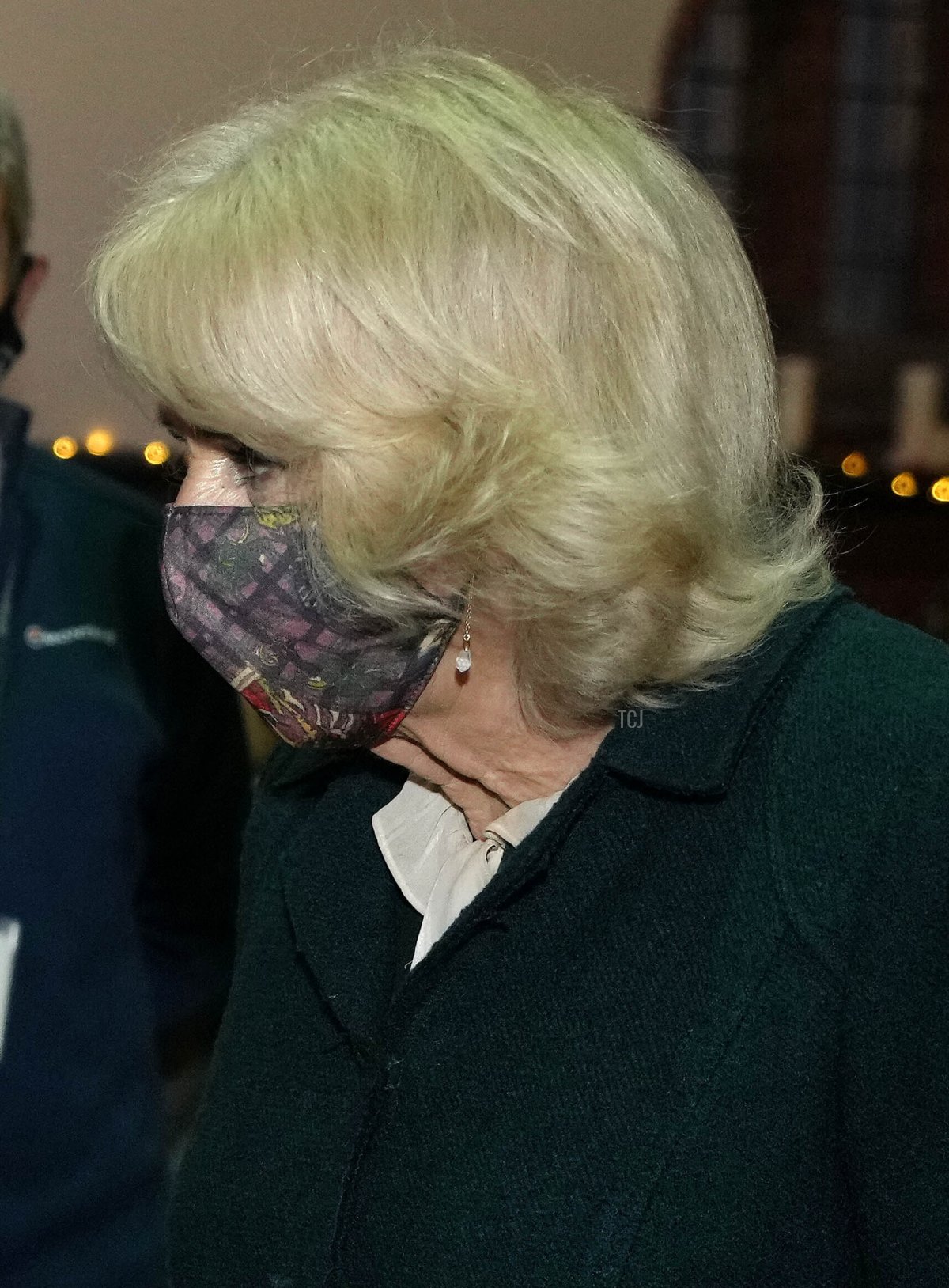 Camilla, Duchessa di Cornovaglia, parla con i volontari durante una visita alla Chiesa di San Marco a Battersea il 14 dicembre 2021 a Londra, Inghilterra