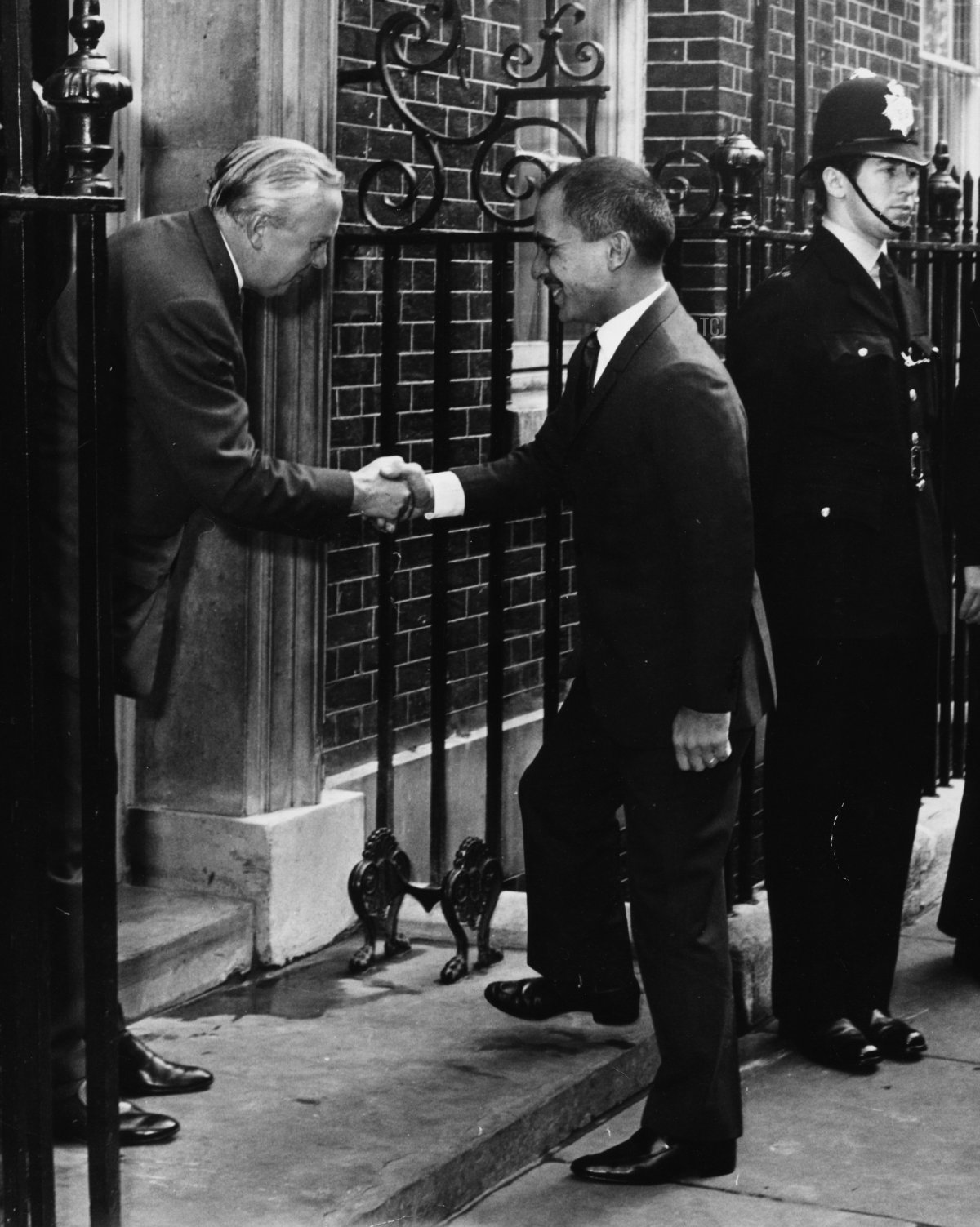 Il Primo Ministro britannico Harold Wilson (sinistra) stringe la mano al re Hussein di Giordania, davanti a 10 Downing Street, Londra, 22 luglio 1966