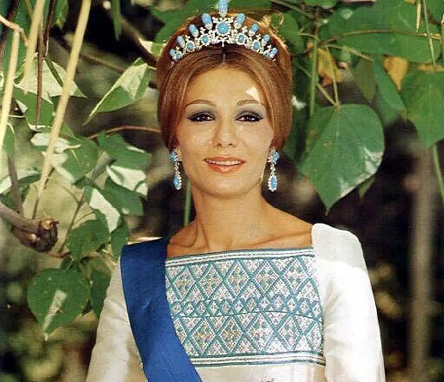 Farah Pahlavi indossa turchesi per una sessione fotografica ufficiale, ca. anni '70