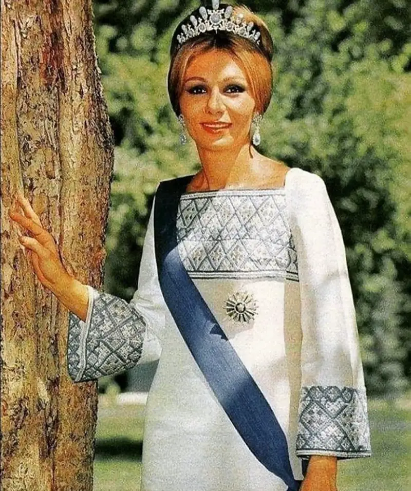 Farah Pahlavi indossa turchesi per una sessione fotografica ufficiale, ca. anni '70