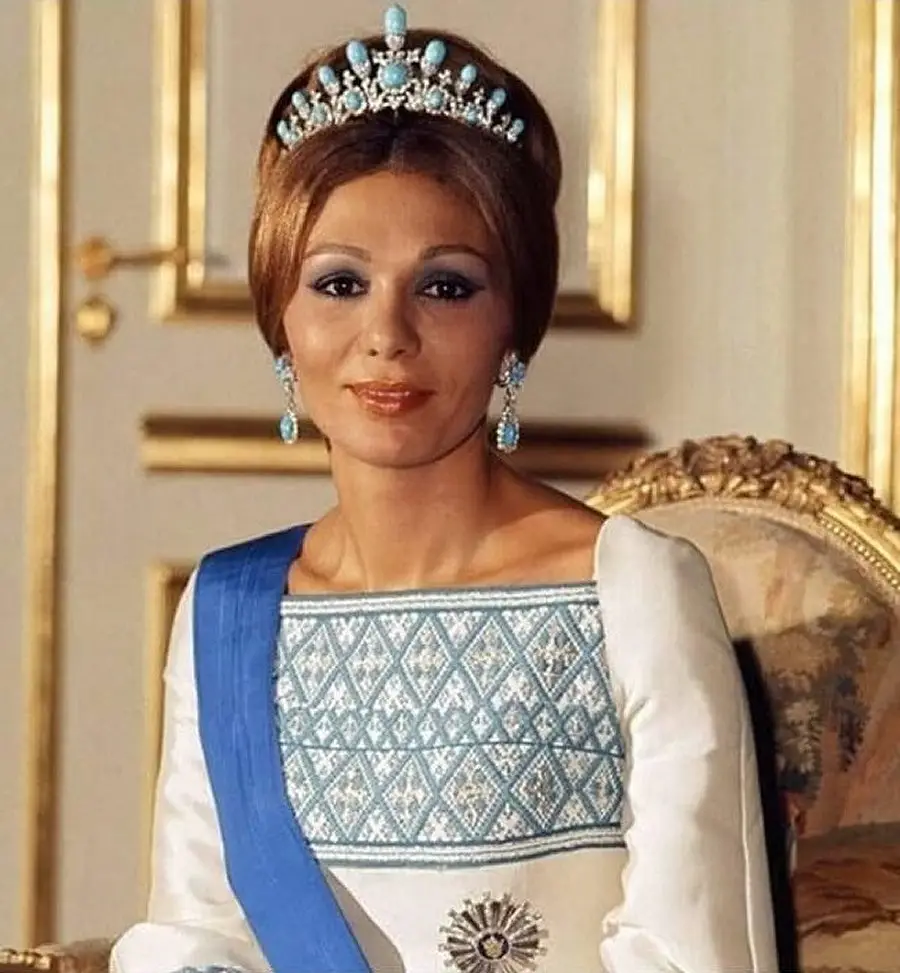 Farah Pahlavi indossa turchesi per una sessione fotografica ufficiale, ca. anni '70