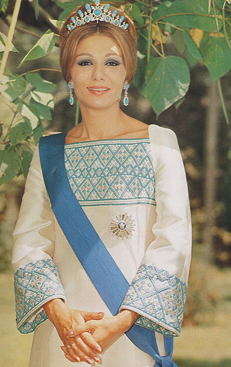 Farah Pahlavi indossa turchesi per una sessione fotografica ufficiale, ca. anni '70