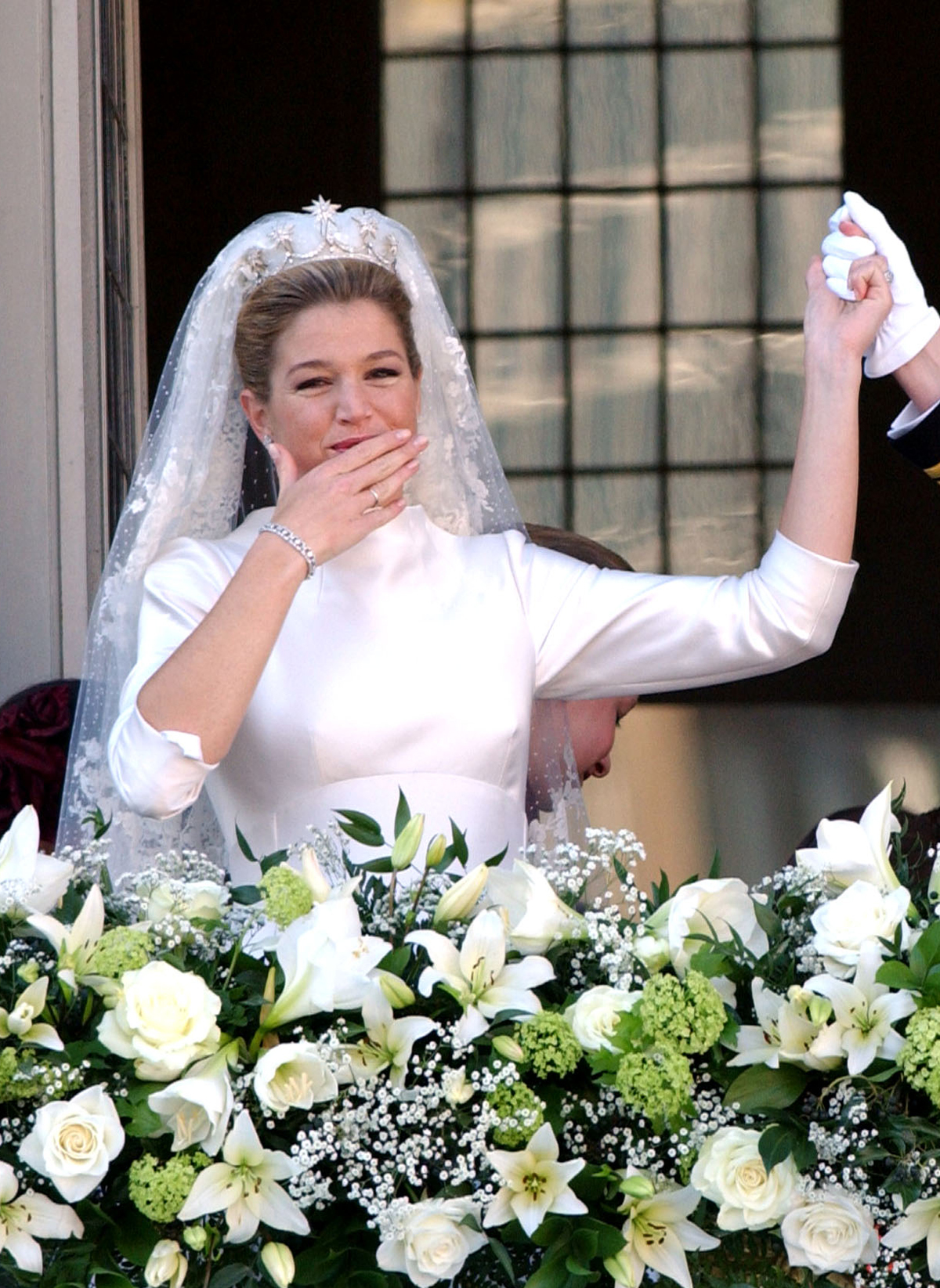 La principessa Maxima dei Paesi Bassi saluta la folla dal balcone del Palazzo Reale di Amsterdam dopo il suo matrimonio con il principe di Orange il 2 febbraio 2002 (Anthony Harvey/Getty Images)