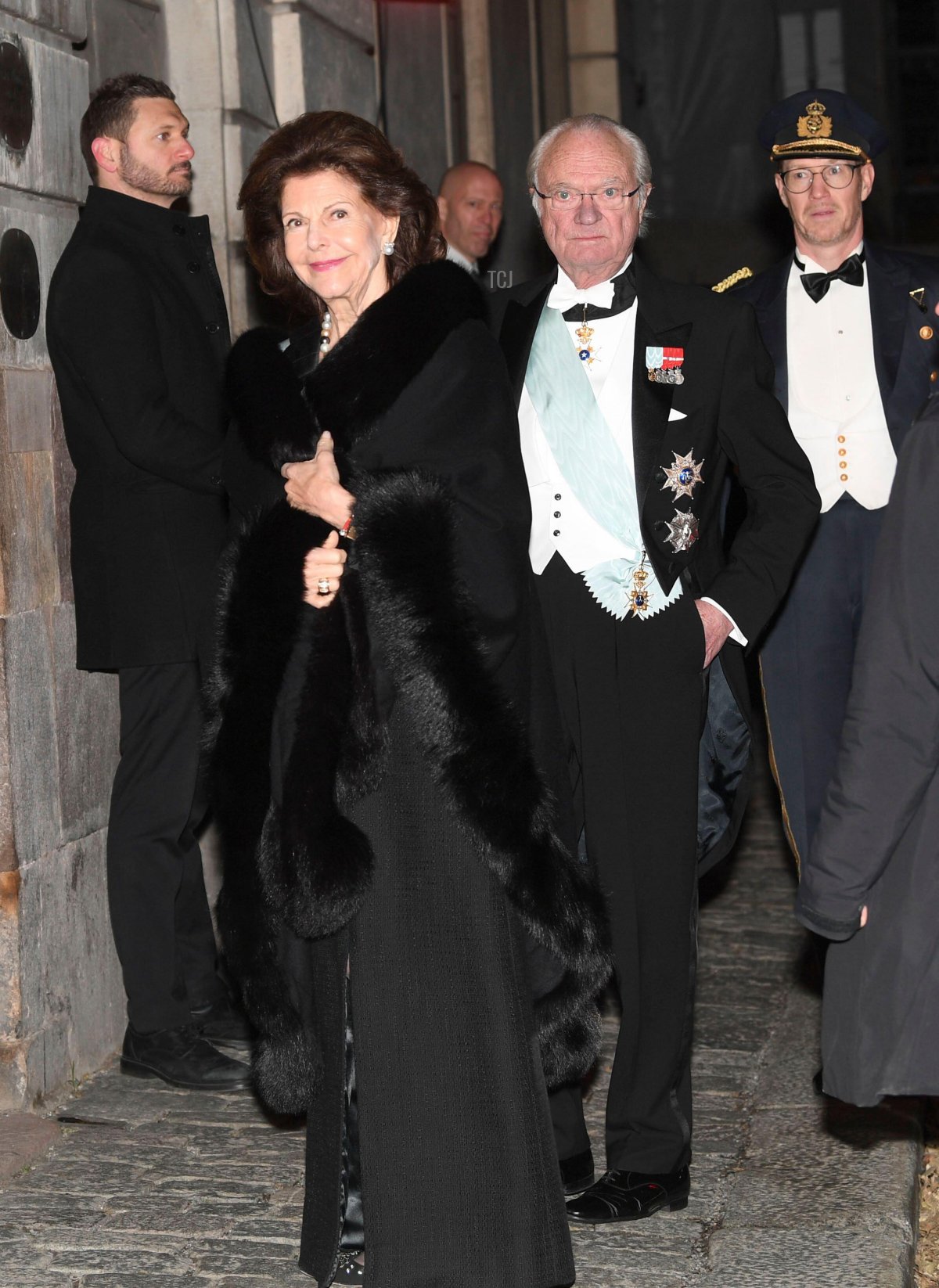 La regina Silvia e il re Carl XVI Gustaf di Svezia partecipano alla Cerimonia Annuale del Premio della Accademia Svedese presso l'edificio della Borsa di Stoccolma, Svezia, 20 dicembre 2021