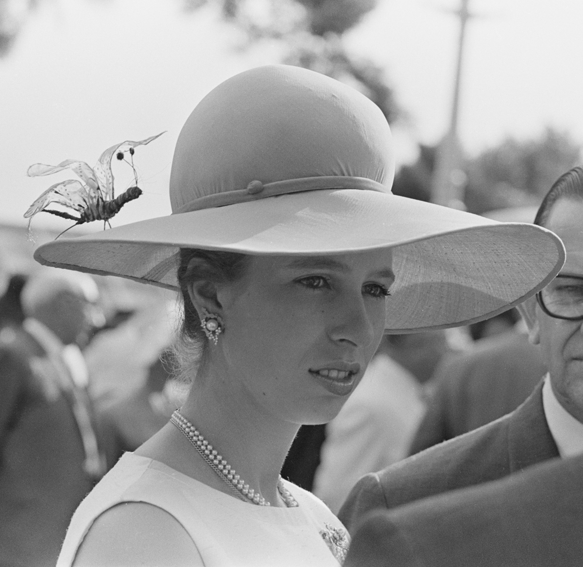 La Principessa Anne partecipa a una sfilata di moda a Brisbane durante il tour reale in Australia nell'aprile del 1970 (William Lovelace/Daily Express/Getty Images)