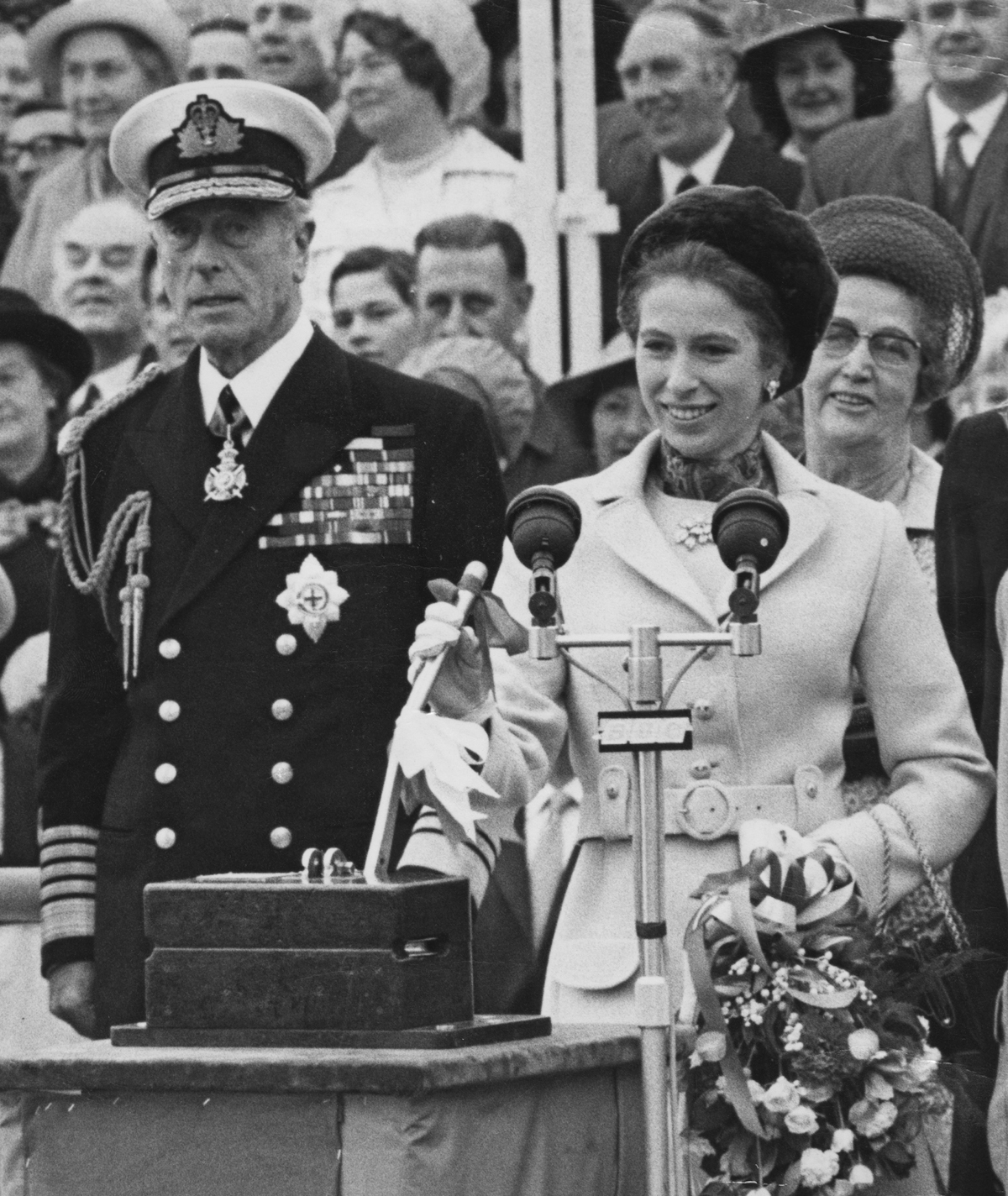 La Principessa Anne, con Lord Mountbatten, lancia la fregata della Royal Navy Amazon a Southampton il 26 aprile 1971 (Leonard Burt/Central Press/Hulton Archive/Getty Images)