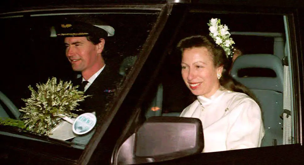 Il comandante Timothy Laurence e la Principessa Reale sono ritratti mentre escono in auto dopo il loro matrimonio a Crathie Kirk in Scozia il 12 dicembre 1992 (EPA/AFP/Getty Images)