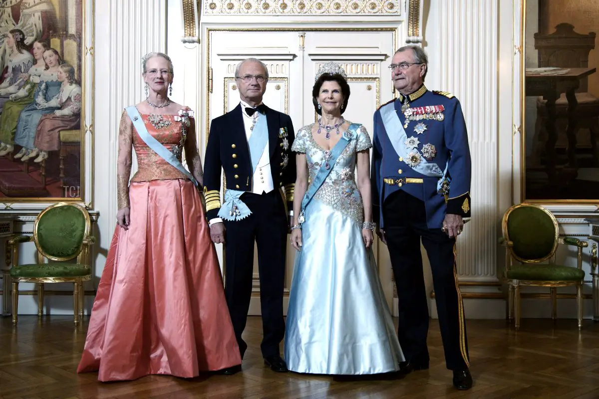 La regina Margrethe di Danimarca, il suo cugino di primo grado re Carlo Gustavo di Svezia, la regina Silvia di Svezia e il principe consorte Henrik di Danimarca posano prima di una cena di Stato il 9 maggio 2007 a Palazzo Christiansborg a Copenaghen