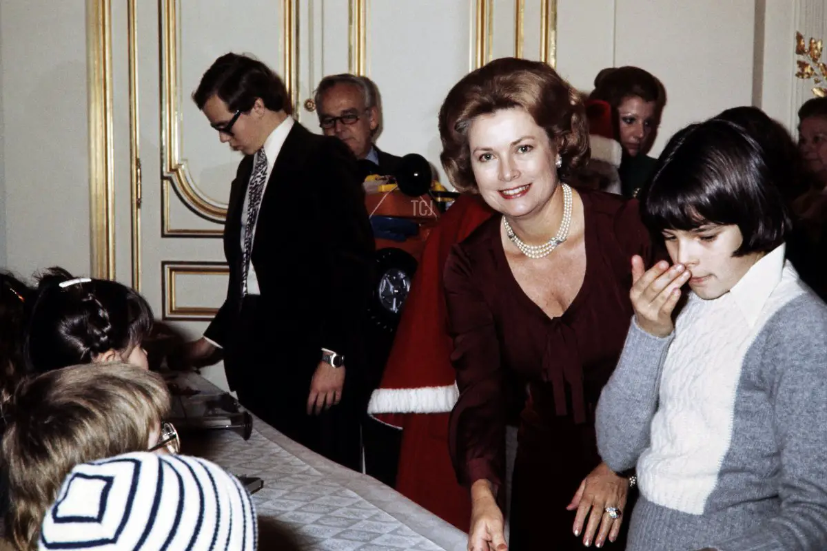 La Principessa Grace di Monaco distribuisce regali ai bambini il 22 dicembre 1976 nel palazzo di Monaco durante l'evento tradizionale dell'albero di Natale