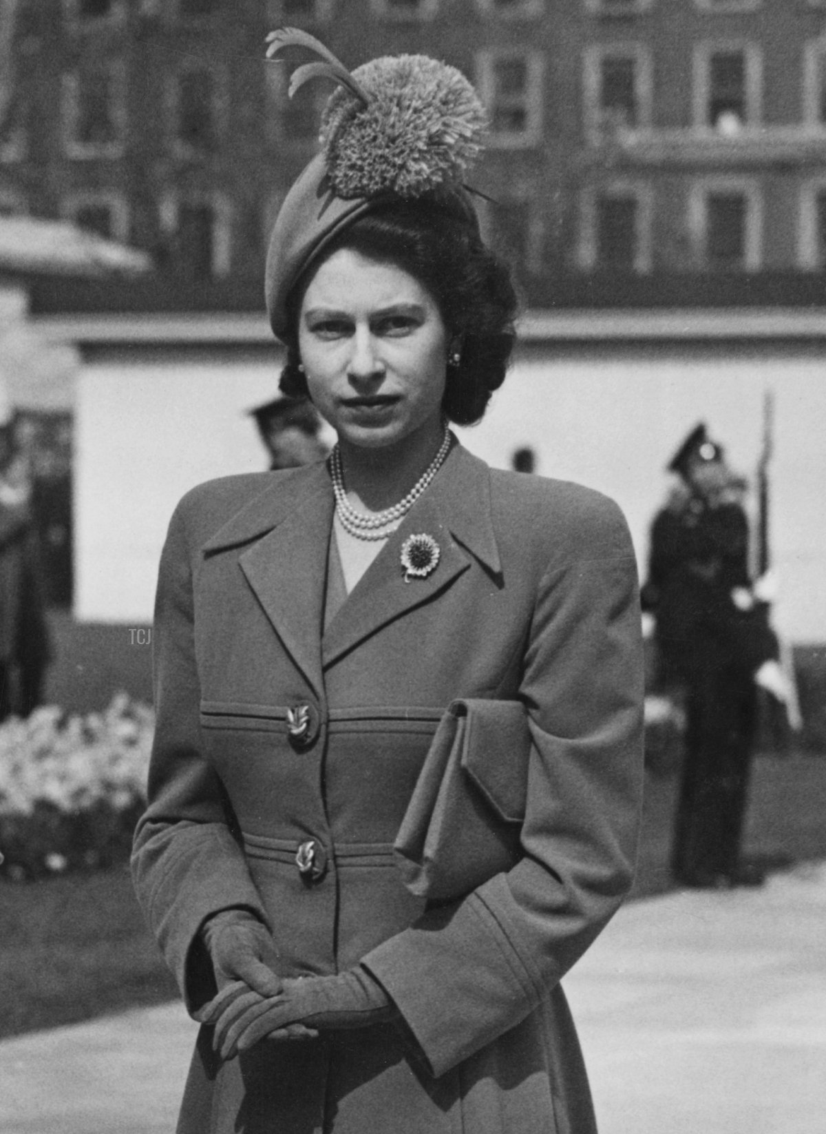 La principessa Elisabetta (poi regina) lascia Grosvenor Square, Londra, dopo la cerimonia di inaugurazione del monumento all'ex presidente americano Franklin Delano Roosevelt, il 10 aprile 1948.