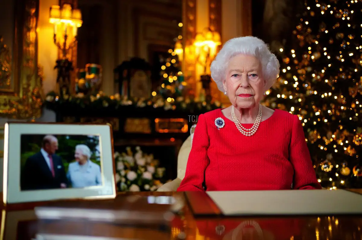 La regina Elisabetta II registra il suo discorso di Natale nella Sala Bianca al Castello di Windsor il 23 dicembre 2021, Inghilterra. La fotografia sulla scrivania è della Regina e del Duca di Edimburgo, scattata nel 2007, per celebrare il loro anniversario di matrimonio di diamante.